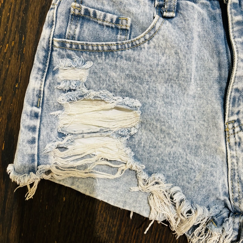 Shein High-Rise Distressed Light Wash Denim Shorts Sz 26 - Picture 5 of 5